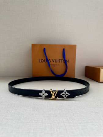 2.0宽 Lv Trio 双面腰带拼合细腻牛皮革和 Monogram 帆布，为中央金属搭扣聚焦 Lv Circle 标识 Monogram 花卉，雅致设计实现更 - 点击图像关闭