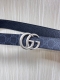 -Gg Marmont系列搭扣双面腰带，一面缀饰品牌标志性图案，另一面以中性色调皮革打造。此款双面腰带采用皮革与Gg字母图案涂层织物打造，搭配标志性双G搭扣，3