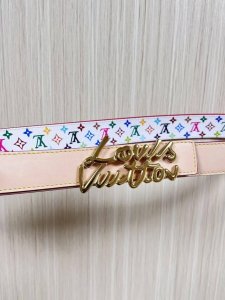 当季新款，腰带取材雍容牛皮革和 Monogram 帆布，便于随心切换两 式风尚。路易威登手写体标识化身为宽幅金属搭扣，于中央点亮视线 焦点，可为休闲和正式造型注