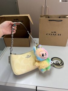 配Labubu拉布布挂件 Coach蔻驰奶油黄月牙 奶油黄在这个夏天是受欢迎的 适合日常 通勤 出街 D-304尺寸24×13飞机盒