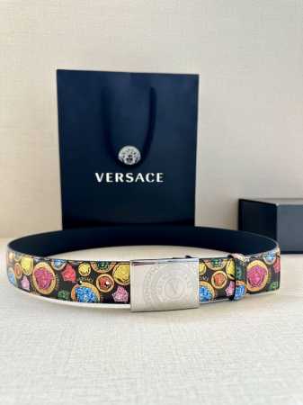 宽度3.8Cm Versace 此款印花腰带采用小牛皮制成，金色搭扣饰有品牌标志性的美杜莎头像！ - 点击图像关闭