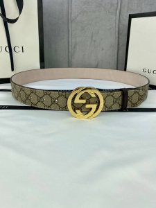 宽度4.0Cm Gucci Marmont系列每一季都会推陈出新，为灵感源于70年代的标志性gg钢扣配件注入现代精髓。这款gg Supreme帆布腰带反面采用黑
