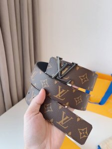 特 Lv 这款经典而又魅力恒久的腰带外型宽大，带扣和牛仔装相得益彰，彰显一派休闲气息。易搭配各类服饰；经典不过时。宽度：40