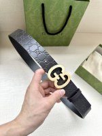 宽度4.0 Gucci 历史细节和现代元素是Gucci最新系列的特点。历史的花押字硬件致敬品牌的创始人Guccio Gucci。这款腰带采用黑色皮革精制而成，饰