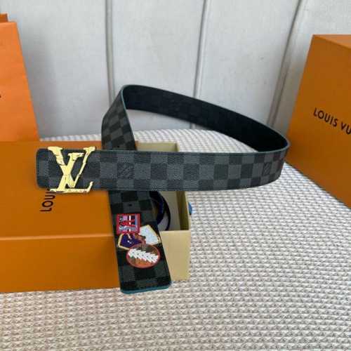 特 寬度：40Mm Lv Pyrmide Truck Loeii雙面腰帶 進口面料飾有藍色標誌性圖案 襯托進口柔軟小牛皮底壓格紋 整體相呼應 全新搭扣 締造獨特