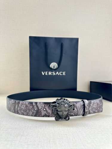 特 宽度3.8Cm Versace 皮带，配有立体La Medusa双面搭扣，一面饰有Barroco印花。 La Medusa搭扣 腰带环 底面料：100%牛皮