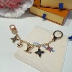 Lv钥匙扣 包包挂件挂饰Spring Street Chain 包饰将 Monogram 花卉和 Lv 字母等经典元素化为袖珍挂饰，在淡雅色彩和 Monogra