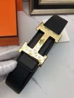 爱玛仕：原单头层小牛皮十字花纹，内衬平纹牛皮底，营造织纹外观。饰以标志原单扣。专柜宽度4.0