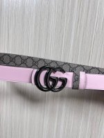 2025秋冬系列焕新演绎富有辨识度的Gg Marmont系列。这款双面窄版腰带采用Gg印花压纹皮革与皮革材质匠心打造，缀饰双G搭扣。 商品细节 一面为粉色Gg印
