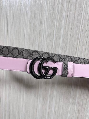 2025秋冬系列焕新演绎富有辨识度的Gg Marmont系列。这款双面窄版腰带采用Gg印花压纹皮革与皮革材质匠心打造，缀饰双G搭扣。 商品细节 一面为粉色Gg印
