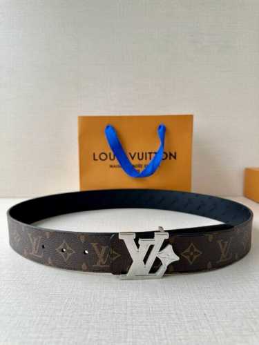 4.0宽Lv Flower 双面腰带取材 Monogram 涂层帆布，借背面皮革的 Lv Flower 压纹彰显 Pharrell Williams 设计的崭新
