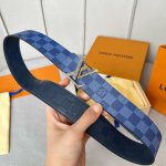 特 寬度：40Mm Lv Pyrmide Truck L Oeii雙面腰帶 進口面料飾有藍色標誌性圖案 襯托進口柔軟小牛皮底壓格紋 整體相呼應 全新搭扣 締造獨