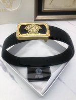 范思哲：原单头层小牛皮烫印花纹，内衬平纹牛皮底，营造织纹外观。饰以标志原单扣。专柜宽度4.0
