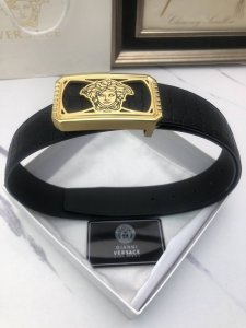 范思哲：原单头层小牛皮烫印花纹，内衬平纹牛皮底，营造织纹外观。饰以标志原单扣。专柜宽度4.0