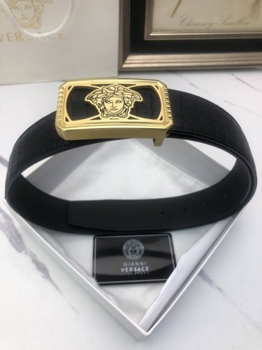 范思哲：原单头层小牛皮烫印花纹，内衬平纹牛皮底，营造织纹外观。饰以标志原单扣。专柜宽度4.0