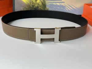 原单品质 随手实拍任何细节经得起检验，从材质到车线到油边到五金工艺，堪称完美，只有高品质才经得起如此随意无美颜无滤镜的真实展现，38Mm的宽度适合儒雅绅士的你。