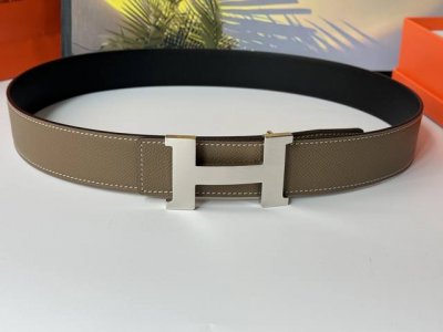 原单品质 随手实拍任何细节经得起检验，从材质到车线到油边到五金工艺，堪称完美，只有高品质才经得起如此随意无美颜无滤镜的真实展现，38Mm的宽度适合儒雅绅士的你。