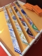 Phms2255 爱马仕新款Twilly 奇珍异宝 顶级斜纹真丝打造 超精细的印花 字迹非常清晰 绝对是送礼自用的首选丝带既可绕于颈间，亦可缠于腕部、腰部，同样