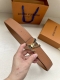 本款 Damier Lv 40 毫米双面腰带做工精良，风格经典。深色牛皮革皮带与 Lv 字母搭扣优雅相称，与精心镂刻的英字母气质优雅，可双面使用，轻松搭配您钟爱