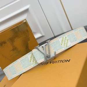 驴牌男士新款腰帶 寬度4Cm 訂製帆布面料飾有全新的圖案效果 颜色纯正 衬托進口小牛皮配色底 搭配精緻的字母搭扣 手感极佳 搭配專櫃最新原版禮品盒