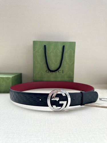 宽度4.0Cm Gucci 互扣式双G带原单钢扣，源自品牌现代风格典藏设计，经过重新诠释而别具新意。呈现于纤细的皮革腰带之上。