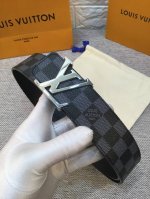 配送专柜全套礼盒包装。 Lv：此款腰带采用双面设计，一侧为风格休闲的Damier，另一侧为头层小牛皮底，搭配原单刚扣，原产皮料定制，专柜宽度4:0