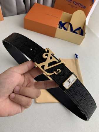 品名： Lv..路易..威登原单 型号：双面使用挂扣，新款钢扣，图片实物拍摄 材料：双面头层牛皮，挂扣系列，纯钢质扣头，钯镀电镀工艺永不掉色。带身可双面使用，荔 - 点击图像关闭