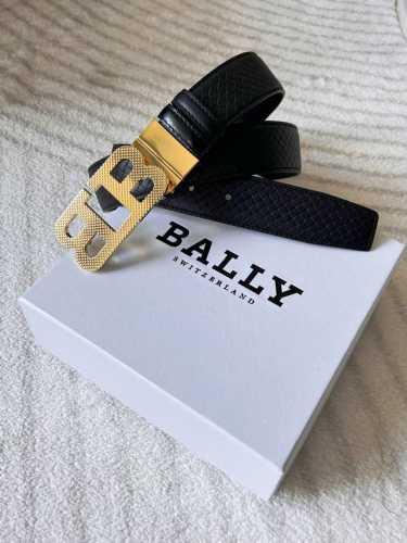 Ba～Lly 巴～利 这是一款男士双面用腰带，采用精湛的工艺，将一面编织纹理与一面进口光面皮完美结合，两面可随意搭配，一面是商务正装风格，另一面则是休闲潮流款式
