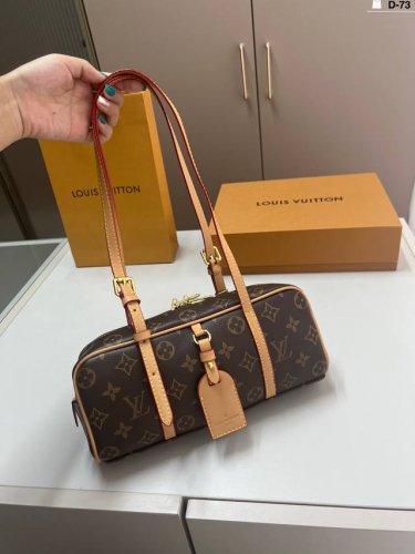 Lv ｜Hangon保龄球包 Lv新款Hangon上身真的巨美！ 包体小小的 但挺能装 D-73尺寸27×11折叠盒