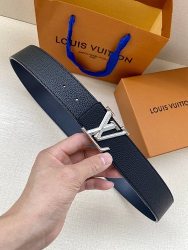 p200 配全套包装礼盒 lv Pyramide Twisted 双面腰带取材柔软 Taurillon 皮革，烘托 Pyramide Twisted 搭扣白菱形