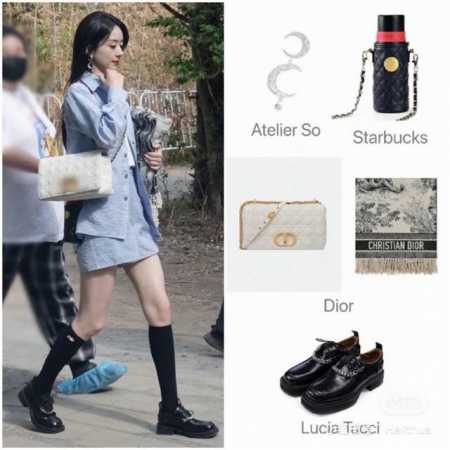 配包装 一盒一双 Miumiu 缪缪 经典字母Logo纯棉长筒袜 小腿袜 重工装饰个性时尚！ Ins爆款！专柜在售Ing 好看到爆炸 ！超高品质！经典不过时！潮 - 点击图像关闭