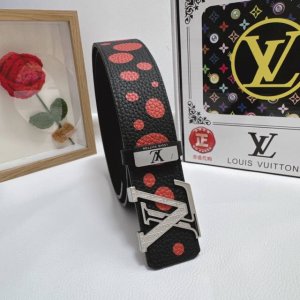 品名：Lv..路易..威登 材质：原单牛皮腰带 百分百头层牛皮腰带保证真皮，24K纯钢扣，专柜原单品质、做工精细，时尚大牌，送人自用首选 包装： 请认准如图专柜