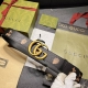 特 古奇，宽4.0 Cm，水果和蔬菜是 Gucci 俏皮精神的象征，它们已经成为当代 House ，这薄带的特点是异想天开的草莓和樱桃打印与金属完成。配饰以白色
