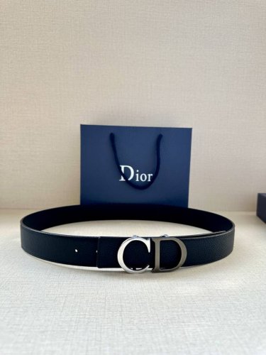 特 宽度3.5Cm Dior 这款腰带扣采用“Cd”标志造型，以金属覆层黄铜精心打造。可与各式 35 毫米腰带搭配，提升格调，打造优雅精致的造型。