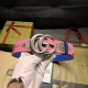 古奇 ，宽4.0Cm，新款 这条腰带上的图案让人想起了西洋双陆棋的棋盘，引人注目的菱形图案出现在充满活力的新迭代中，与各种材料相结合。其结果是一个折衷的拼凑设计