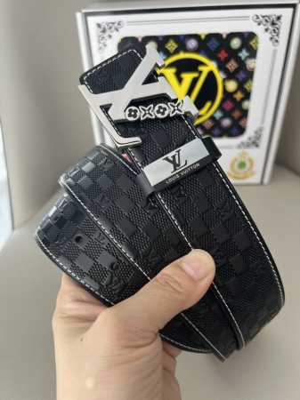 品名：Lv..路易..威登原单 材质：原单牛皮腰带 百分百头层牛皮腰带保证真皮钢扣，专柜原单品质、做工精细，时尚大牌，送人自用首选 包装： 请认准如图专柜包装赠 - 点击图像关闭