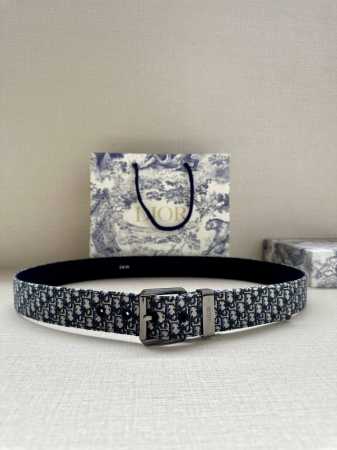宽度3.5Cm Dior 这款腰带采用黑色超迷你 Oblique 印花面料精心制作，搭配金属覆层黄铜腰带扣，彰显优雅时尚的风范。腰带长度可调节，可与各式 35 - 点击图像关闭