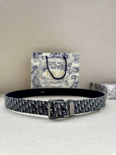 宽度3.5Cm Dior 这款腰带采用黑色超迷你 Oblique 印花面料精心制作，搭配金属覆层黄铜腰带扣，彰显优雅时尚的风范。腰带长度可调节，可与各式 35