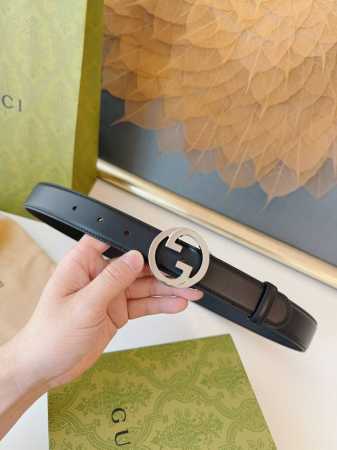 Gucci 新款圆形互扣式双G搭扣，配饰和成衣单品继续焕新演绎和呈现品牌经典细节。这款黑色皮革腰带的独到亮点就是经典交织字母配件的新颖诠释。本款腰带时尚百搭休闲 - 点击图像关闭