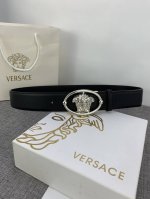 V E R S A C E 这款柔软头层皮饰带搭配一枚椭圆形美杜莎带扣。腰带饰有一枚金属圈环，宛如点睛之笔，本季标志性的Versace饰件点缀其上，平添魅力 宽