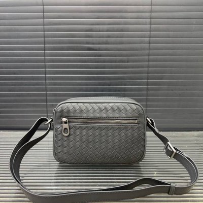 Bottega Veneta 葆蝶家 手工编织男士腰包 单肩包 斜挎包 经典百搭 实物拍摄 原厂原版面料 配送防尘袋 23 X 16 Cm。