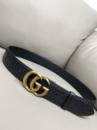 Gucci 古琦 4.0寬Marmont系列印花压纹皮革腰带 Guccio Gucci字母交织图案巧妙融入纹理和材质变化，以印花压纹形式点缀在这款腰带的黑色皮革