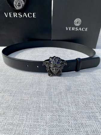 宽度：3.0Cm 范思哲 此平纹腰带饰有标志性的Versace美杜莎头像扣，彰显品牌格调。是一款精美的衣橱必备单品。秀场同款！ - 点击图像关闭