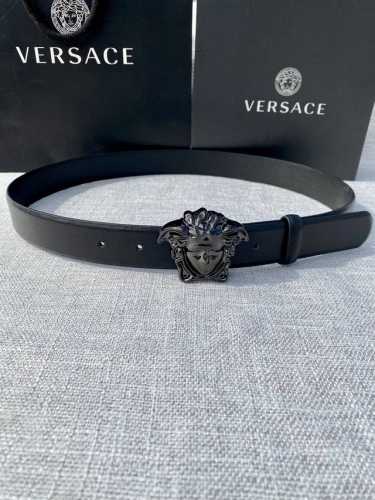 宽度：3.0Cm 范思哲 此平纹腰带饰有标志性的Versace美杜莎头像扣，彰显品牌格调。是一款精美的衣橱必备单品。秀场同款！