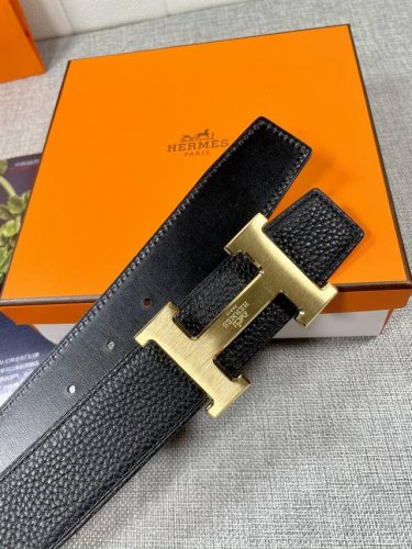爱马仕hermes 爱马仕专柜同步 双面原版头层牛皮 荔枝纹 精钢精品五金 独特的双尾设计 双色双面使用 宽度 3.8 Cm