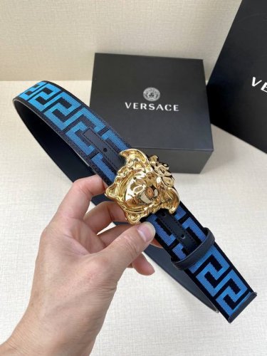 特 带宽3.8Cm Versace 范思哲 此款缎带腰带风格十分休闲，饰有标志性希腊回纹图案，可搭配休闲单品或高腰正装。 闭合式佩戴 希腊回纹图案 材质： %聚