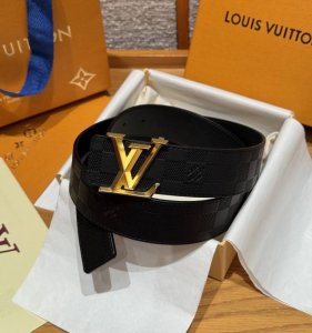 pyramide 40 毫米双面腰带 男装艺术总监 Virgil Abloh 为本款 pyamide 40 毫米腰带注入摩登资彩，此个性配饰由标志性Mongra