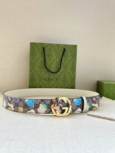 特 宽度3.8Cm Gucci Gg Marmont系列每一季都会推陈出新，为灵感源于70年代的标志性 旋转Gg配件注入宠物现代精髓。这款Gg Supreme帆