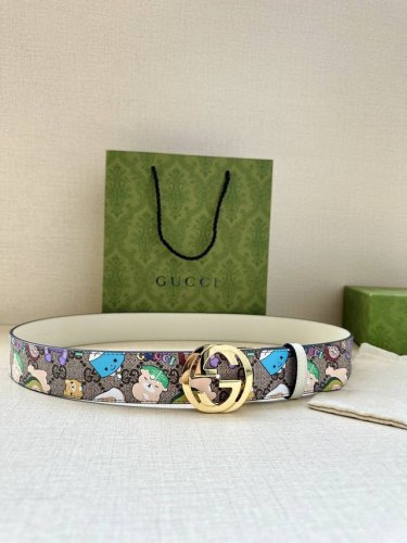 特 宽度3.8Cm Gucci Gg Marmont系列每一季都会推陈出新，为灵感源于70年代的标志性 旋转Gg配件注入宠物现代精髓。这款Gg Supreme帆