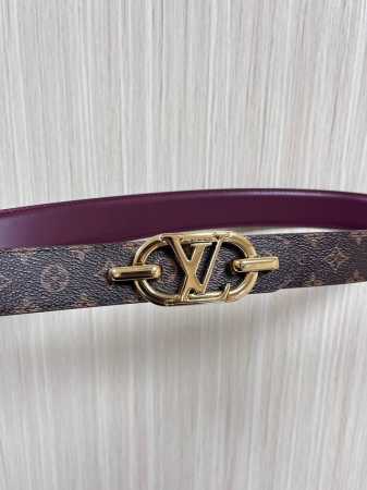 当季新款，腰带取材雍容牛皮革和 Monogram 帆布，便于随心切换两 式风尚。路易威登手写体标识化身为宽幅金属搭扣，于中央点亮视线 焦点，可为休闲和正式造型注 - 点击图像关闭